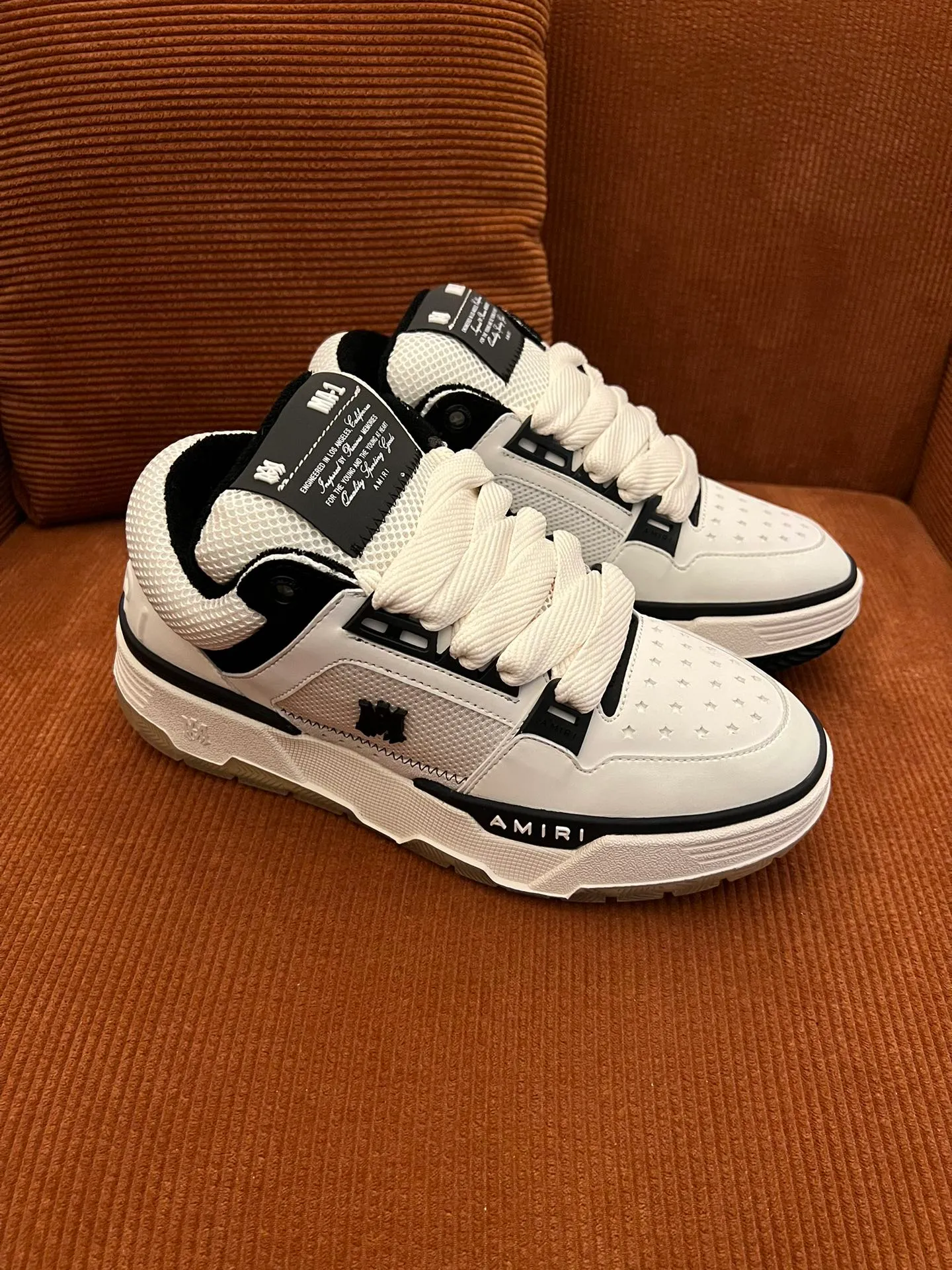 p620💰Men's shoes Amiri Emile's 2023 spring and summer new MA-1 bread shoes, couple models, casual sports shoes, sneakers Amiri gave up the rock punk style in the new season and used a large number of unsaturated colors, Morandi tones, whether you see or wear them, it will make people very happy. The large tongue of the bread shoes continues, shortens the length of the shoe body, thickens the midsole, and the toe part is more rounded. Amiri's brand letters and MA logo appear on the side of the shoe. Fabric: Original customized imported first-layer cowhide + mesh. Lining: Original customized breathable towel lining. Outsole. Foam combination material. Bottom thickness: 4CM. Size: Men's 39-45